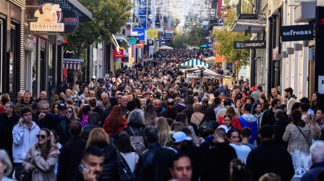 Εορταστικό ωράριο: Ανοιχτά την Κυριακή (21/12) τα καταστήματα – Τι ισχύει με τα σούπερ μάρκετ
