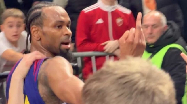 Η απάντηση του Πάντερ για τη χειρονομία: «Βλέπετε μόνο το μεσαίο δάχτυλο, δεν ακούτε τι μου φωνάζουν»