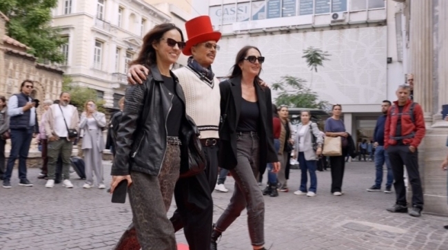 Ο Λάκης Γαβαλάς μετατρέπει την Ερμού σε πασαρέλα με το «Κόκκινο Χαλί» και το ταμπεραμέντο του