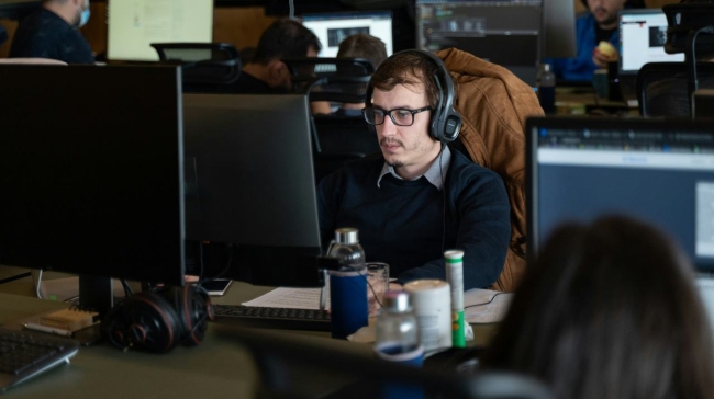 Ακουστικά στη δουλειά: Παραγωγικότητα, αγένεια ή σιωπηλή εξέγερση της Gen Z;