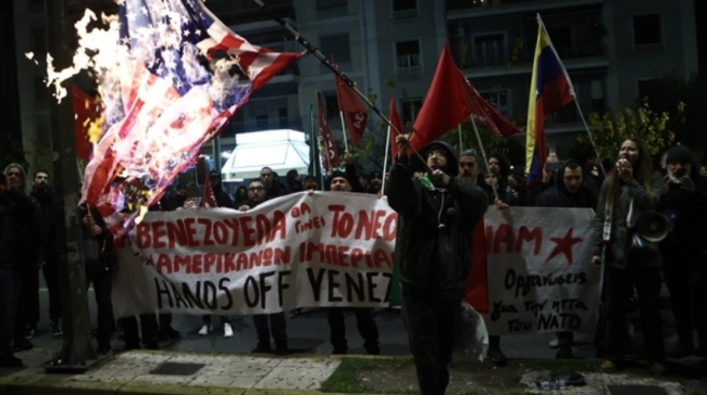 «Είμαστε όλοι με τη Βενεζουέλα»: Σε εξέλιξη η συγκέντρωση διαμαρτυρίας στην Αθήνα - Η ανακοίνωση του ΥΠΕΞ