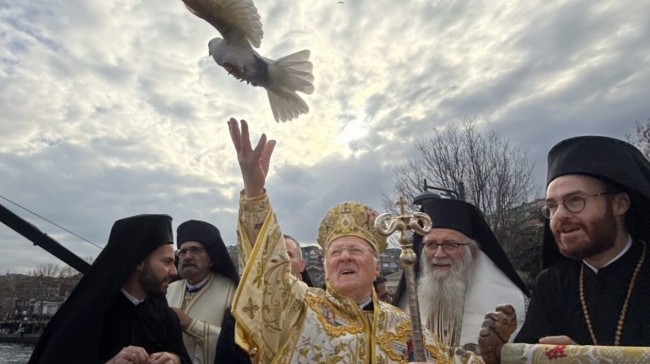 Η... αντίπραξη των ιμάμηδων την ώρα που ο Πατριάρχης καθαγίαζε τα ύδατα στον Κεράτιο