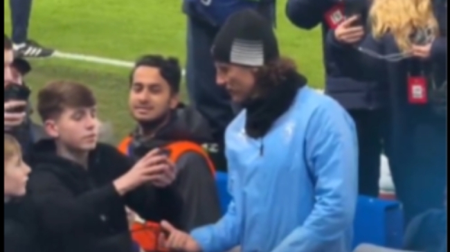 Χαμός για τον Νταβίντ Λουίζ: Οπαδοί της Τσέλσι περίμεναν για μια selfie