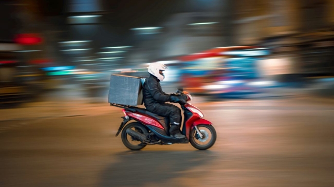Τέλος τα μετρητά στις courier: Υποχρεωτικές οι ηλεκτρονικές πληρωμές