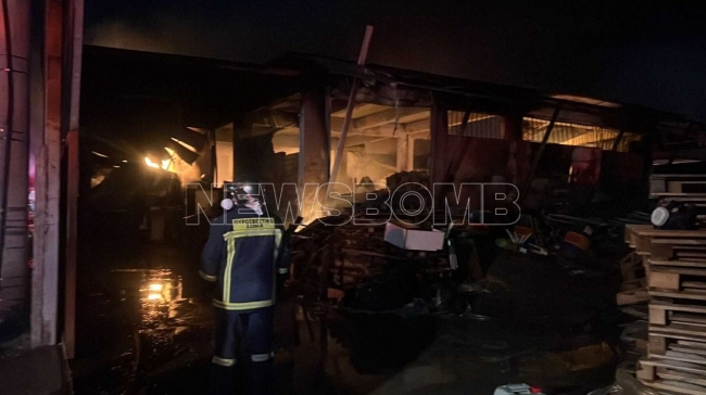 Μενίδι: Από εμπρησμό η μεγάλη φωτιά σε εργοστάσιο πλαστικών - Το ποινικό παρελθόν του συλληφθέντα