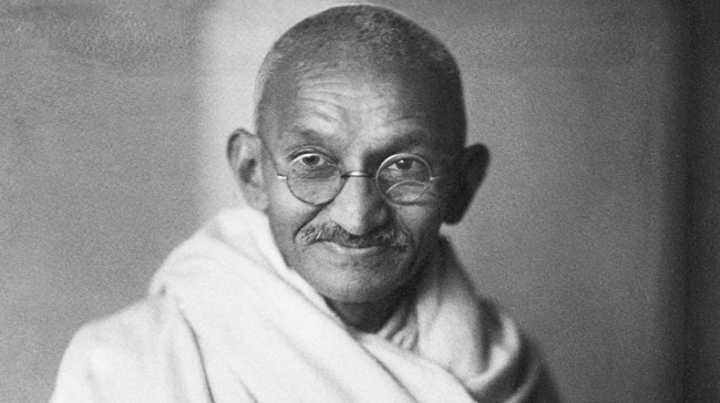 «Ζήσε σαν να πεθαίνεις αύριο»: Το διαχρονικό μάθημα του Μαχάτμα Γκάντι