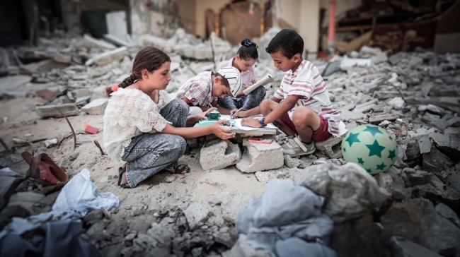 Πώς τα social media μάς έχουν κάνει άτρωτους στη φρίκη