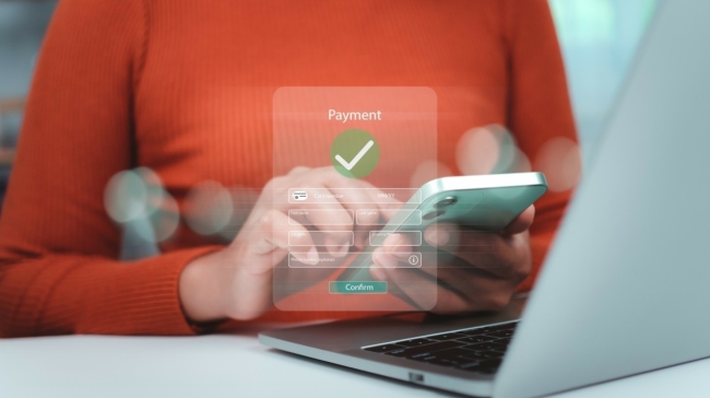 IRIS: Τι πρέπει να δηλώνουν γονείς και παιδιά για να μην πληρώσουν φόρο στις μεταφορές χρημάτων