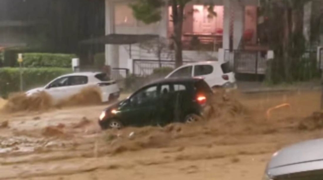 «Ποτάμια» οι δρόμοι της Γλυφάδας: Ορμητικά νερά παρασύρουν αυτοκίνητα και κάδους