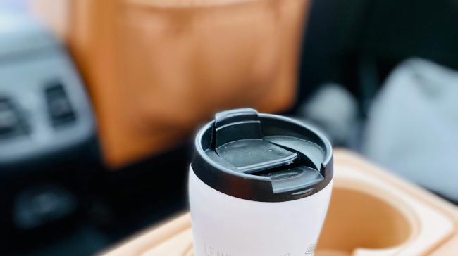 Αεροπορική εταιρεία αποζημίωσε γυναίκα με 5.000 ευρώ για σοβαρά εγκαύματα από καφέ σε πτήση