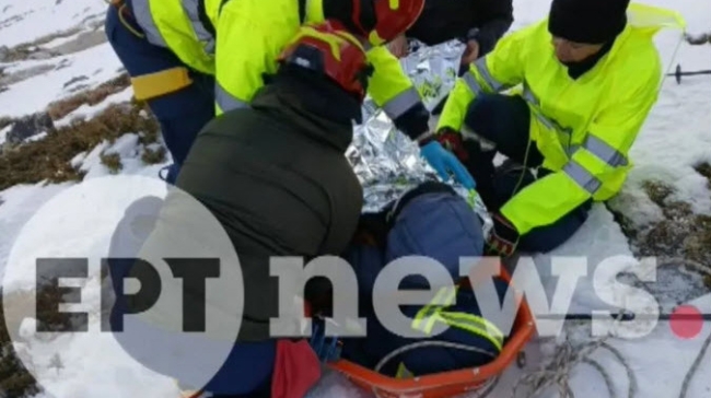 Ταΰγετος: Εντοπίστηκαν οι ορειβάτες – Τους κατεβάζουν με φορεία μέσα στη νύχτα