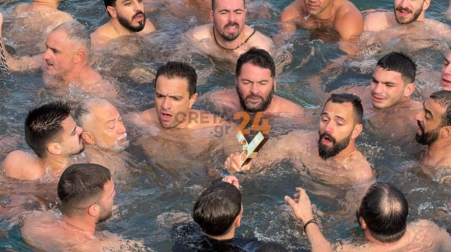 Στο Ηράκλειο βούτηξαν για τον Σταυρό, αλλά τελικά τον έσπασαν (vid)