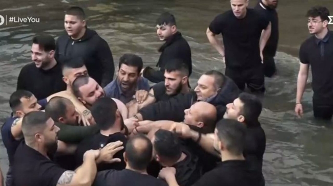 Και καλή φώτιση: Πιάστηκαν στα χέρια για το ποιος θα πιάσει τον Σταυρό στη Φλώρινα (vid)