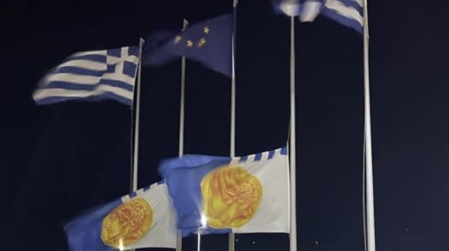 Μεσίστιες οι σημαίες στο Δημαρχείο της Θεσσαλονίκης ως φόρο τιμής για τα επτά «αετόπουλα»