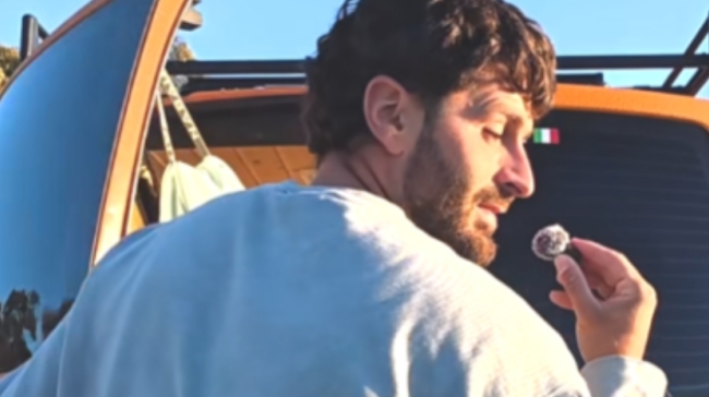 Ζει σε βαν με 1.300€ μισθό: Η ιστορία δημόσιου υπαλλήλου που είπε «όχι» στο ενοίκιο