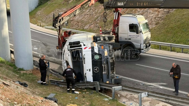 Τροχαίο με απορριμματοφόρο στην Περιφερειακή Αιγάλεω: Στο νοσοκομείο ο οδηγός