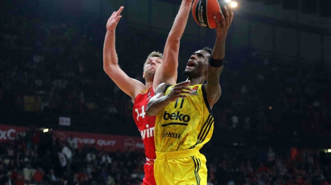 Πώς ο Χέιζ‑Ντέιβις δυσκολεύει κάθε κίνηση του Βεζένκοβ: Η άμυνα που έχει σφραγίσει τις μονομαχίες Φενέρ – Ολυμπιακός