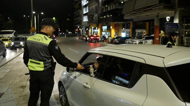 Τσιλιαδόροι προειδοποιούν οδηγούς για αλκοτέστ και με 20 ευρώ περνούν τα αυτοκίνητα από τα μπλόκα (vid)