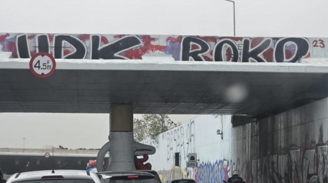 Πειραιάς: Άρμα του καρναβαλιού «σφήνωσε» σε γέφυρα στην παλιά Ποσειδώνος – Αποκλειστικές εικόνες