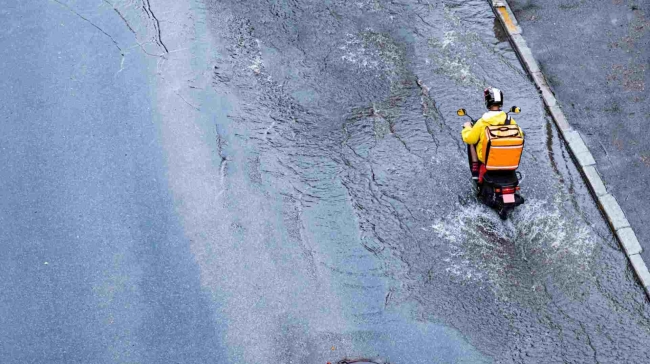 Πώς είναι να εργάζεσαι delivery στην κακοκαιρία: «Για αυτό το bonus, έχουν τραυματιστεί πολλοί»