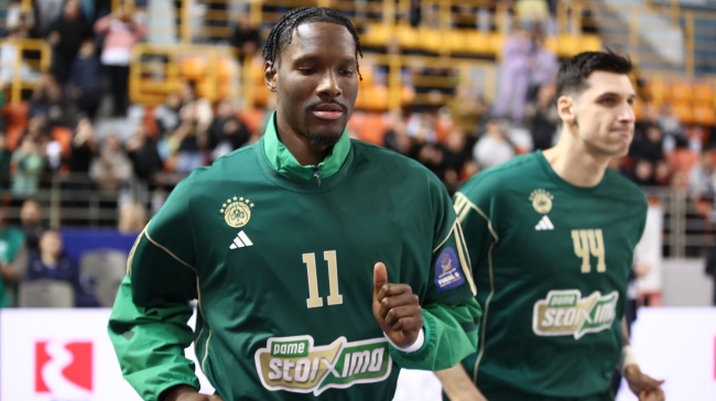 Η πρώτη είσοδος του Χέιζ Ντέιβις με τα πράσινα, από τα αποδυτήρια έως το παρκέ