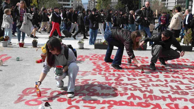 Συλλαλητήριο για Τέμπη: Έγραψαν και πάλι με κόκκινη μπογιά τα ονόματα των θυμάτων (vid)
