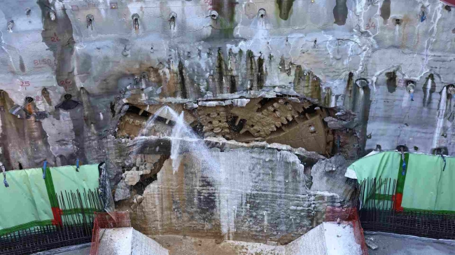 Υπό τους ήχους του «Break on Through» των Doors έφτασε ο μετροπόντικας τον Ευαγγελισμό (vid)