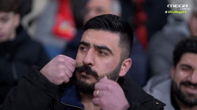 Οπαδός της Λεβερκούζεν έστριβε το μουστάκι του στο ματς με τον Ολυμπιακό