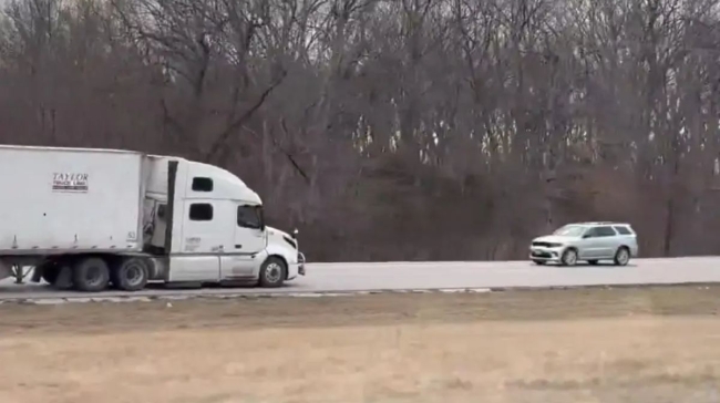 Οδηγός νταλίκας κινήθηκε ανάποδα σε αυτοκινητόδρομο των ΗΠΑ (vid)