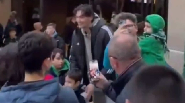 Η αναχώρηση της αποστολής του Παναθηναϊκού για τον τελικό με τον Ολυμπιακό μέσα σε αποθέωση