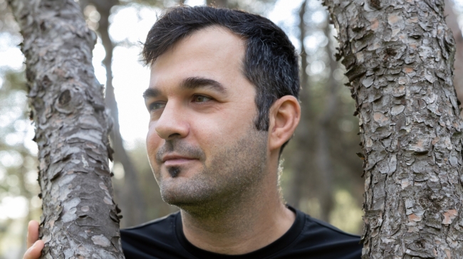 Ο Θάνος Σαρίγγελος στο Gazzetta: «Στον ωκεανό της δημιουργίας καλό είναι να χαθείς» (vids)