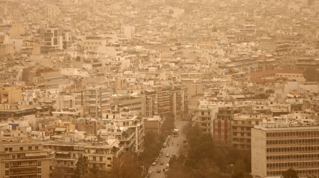 Πυκνή σκόνη σκέπασε τη χώρα: Ριπές ανέμου έως 122 χλμ./ώρα