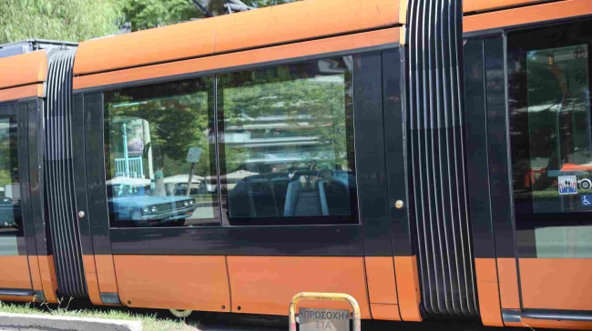 Χαμός στο τραμ: Πιτσιρικάδες πετούσαν συσκευή ερωτικού βοηθήματος σε επιβάτες προκαλώντας αναστάτωση (vid)