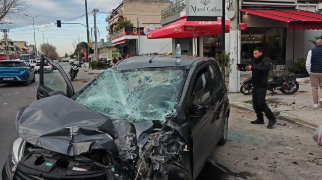 Χάος στη λεωφόρο Θηβών: Φορτηγό «σάρωσε» παρκαρισμένα ΙΧ - Τρεις τραυματίες στο νοσοκομείο (vid)