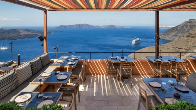 Το Rizes Gastro Taverna επιστρέφει στη Σαντορίνη: Μια νέα σεζόν αφιερωμένη στη σύγχρονη ελληνική κουζίνα και τα εκλεκτά προϊόντα του τόπου