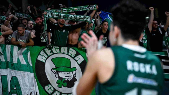 Οι φίλοι του Παναθηναϊκού αποθέωσαν τις παίκτριες μετά το ματς με Βαλεφόλια