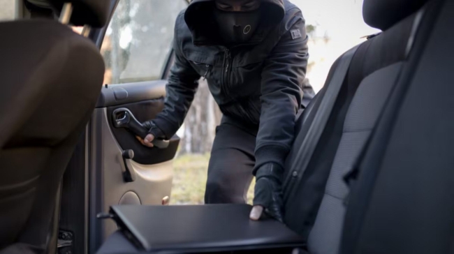 Προειδοποίηση από την αστυνομία: Η νέα απάτη με κέρματα στα πάρκινγκ που αδειάζει αυτοκίνητα (vid)