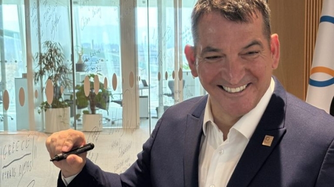 Ο Πύρρος Δήμας υπέγραψε στον Τοίχο των Ολυμπιονικών στην έδρα της ΔΟΕ