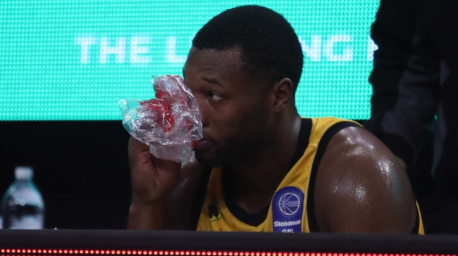 Χτύπησε ο Γκρέι, έκατσε στον πάγκο, αλλά επέστρεψε κανονικά στο ματς