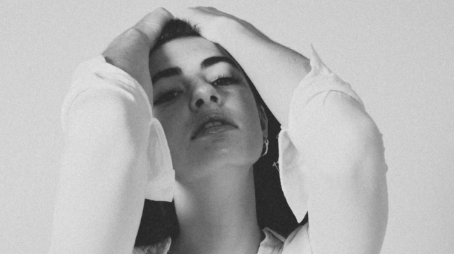 4 αδιάψευστα σημάδια ότι χαίρεται κρυφά με τις δυσκολίες σου - κι ας παριστάνει το αντίθετο