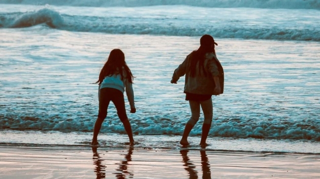 Οι γονείς που μεγαλώνουν συναισθηματικά ευφυή παιδιά, τους κάνουν τακτικά αυτές τις 9 ερωτήσεις