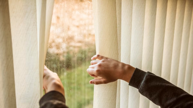 Αντίο στις κουρτίνες: Το υλικό που τις αντικαθιστά είναι ήδη δημοφιλές σε πολλά σπίτια