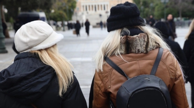 Καιρός: Πότε σταματούν οι «χειμωνιάτικες» θερμοκρασίες και πότε αναμένονται τα κοντομάνικα