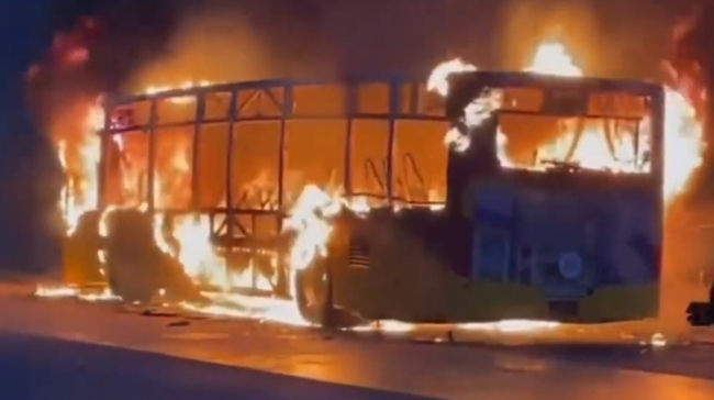 Φρίκη στην Ελβετία: Λεωφορείο τυλίχθηκε στις φλόγες – «Έριξε βενζίνη και αυτοπυρπολήθηκε» (vid)