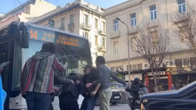 Τσαμπουκάδες στην Εγνατία: Οδηγός λεωφορείου κάνει... τόπι στο ξύλο οδηγό ΙΧ που πάρκαρε σε λεωφορειολωρίδα (vid)