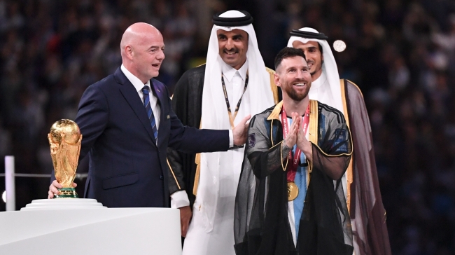 Ο Δημήτρης Ραπίδης στο Gazzetta: «Η εξουσία τρέφεται από τη λάμψη των γηπέδων για να κρύψει τις ρωγμές της»