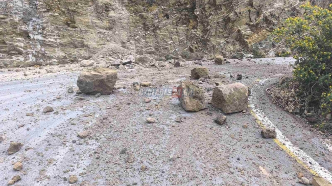 Σαντορίνη: Κατολισθήσεις βράχων έκλεισαν τον δρόμο προς το λιμάνι Αθηνιού