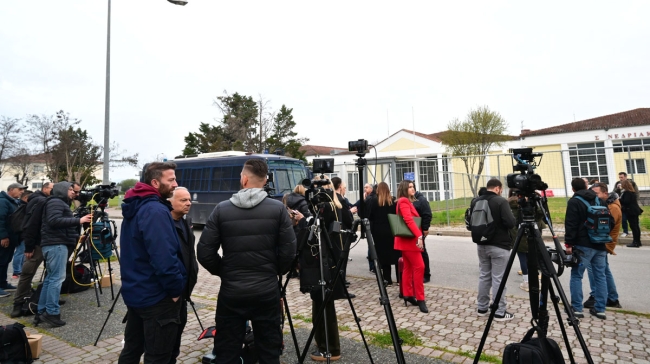 Τέμπη: Άρχισε η μεγάλη δίκη - Στο εδώλιο 36 κατηγορούμενοι, ένταση εντός και εκτός αίθουσας