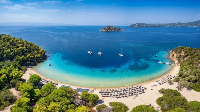 Το ελληνικό νησί με τις απέραντες αμμουδιές που μπήκε στα 12 κορυφαία της Ευρώπης