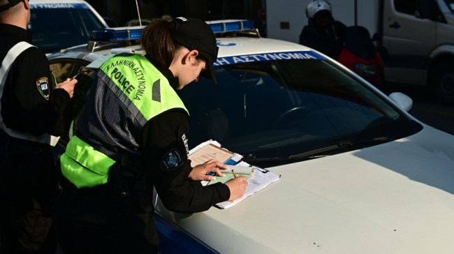 Σας πήρε η Τροχαία το δίπλωμα οδήγησης; Πώς μπορείτε να κινηθείτε νομικά